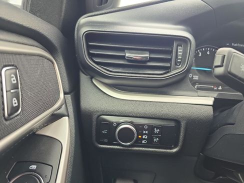 Used 2024 Ford Explorer XLT image 23