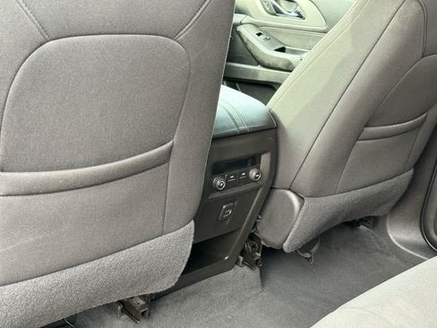 Used 2023 Chevrolet Traverse LT image 28