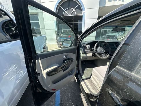 Used 2018 Kia Sedona L FWD image 6