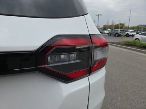 Used 2025 Honda Pilot EX-L image 9