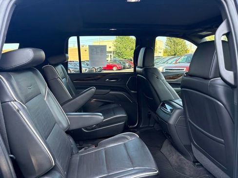 Used 2022 Cadillac Escalade ESV Premium Luxury AWD/4WD image 19