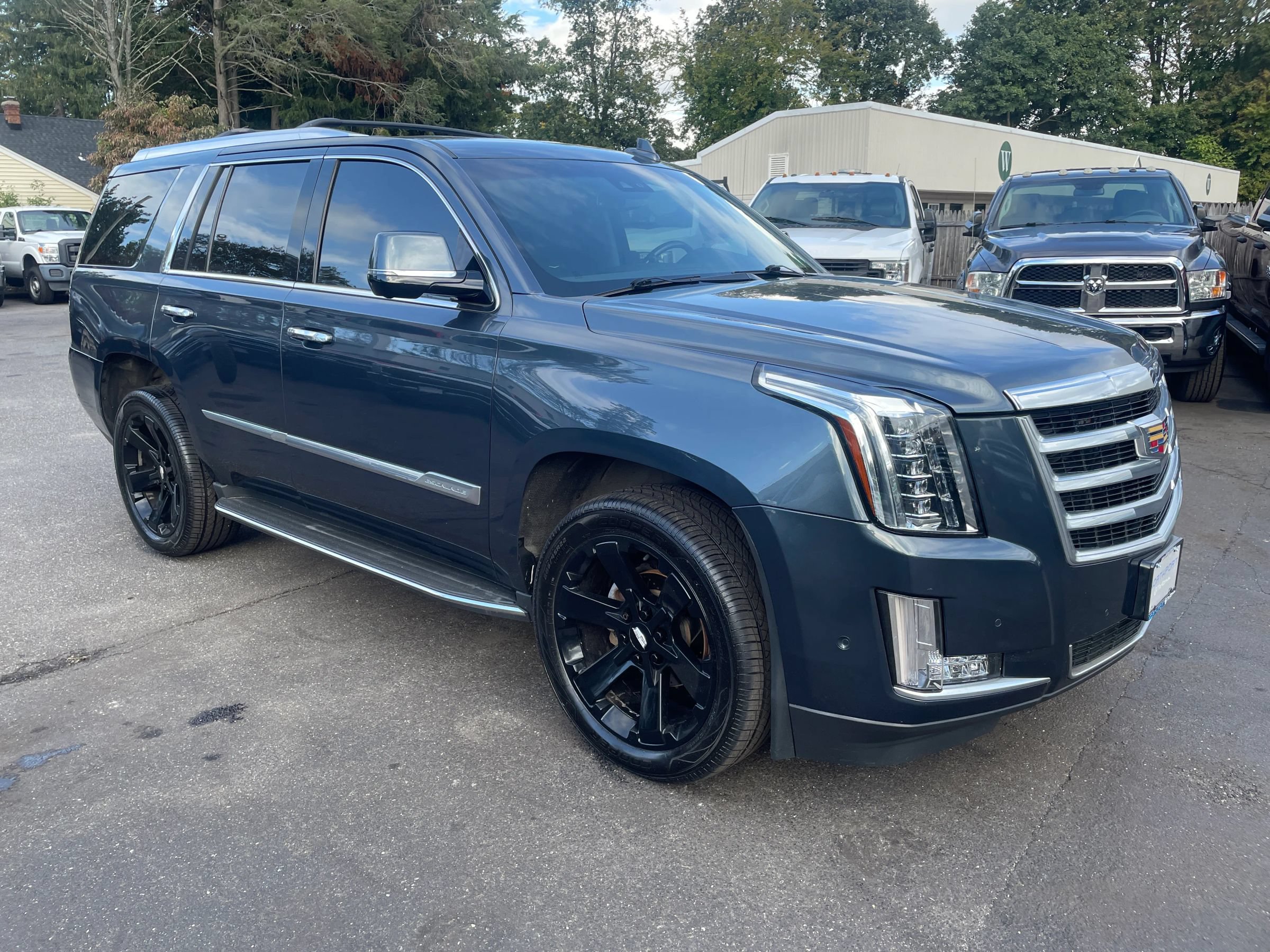 Used 2019 Cadillac Escalade Luxury AWD/4WD image 6
