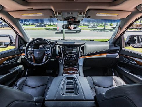 Used 2018 Cadillac Escalade Luxury AWD/4WD image 22