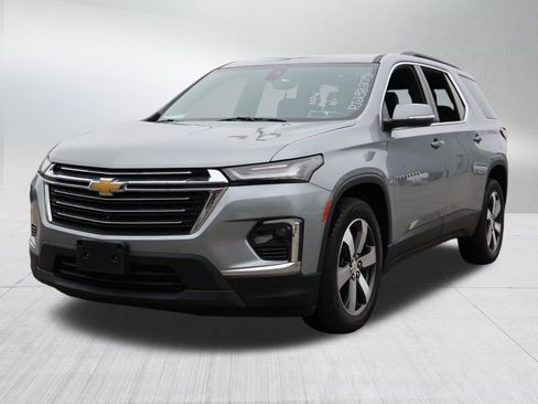 Used 2023 Chevrolet Traverse LT w/ LT Premium Package image 3