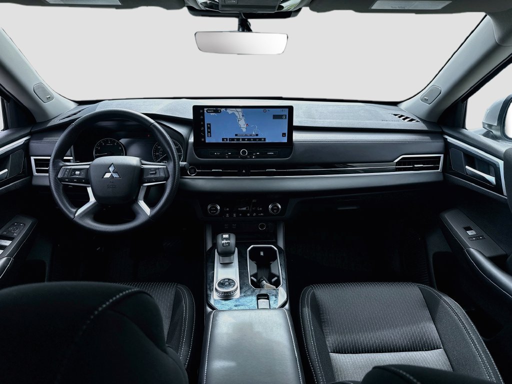 Used 2025 Mitsubishi Outlander ES FWD image 24