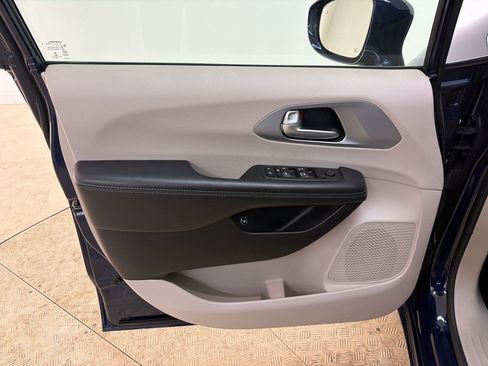 Used 2018 Chrysler Pacifica Touring Plus FWD image 13