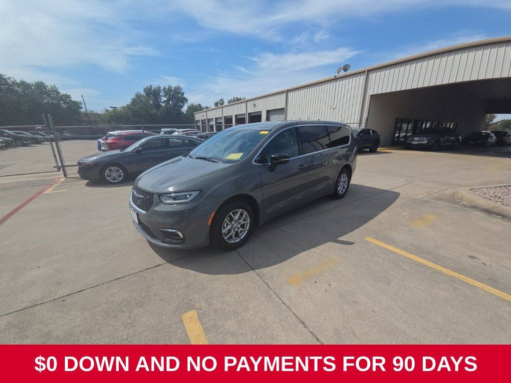 Used 2025 Chrysler Pacifica Select FWD image 1