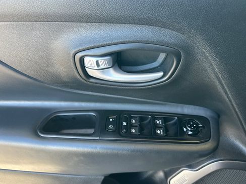 Used 2023 Jeep Renegade Latitude AWD/4WD image 11
