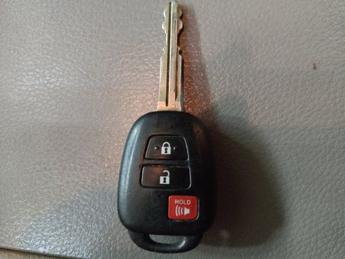 Used 2019 Toyota Highlander LE FWD image 32