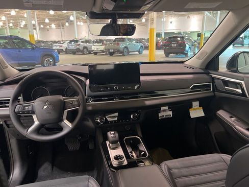 New 2025 Mitsubishi Outlander SE image 17