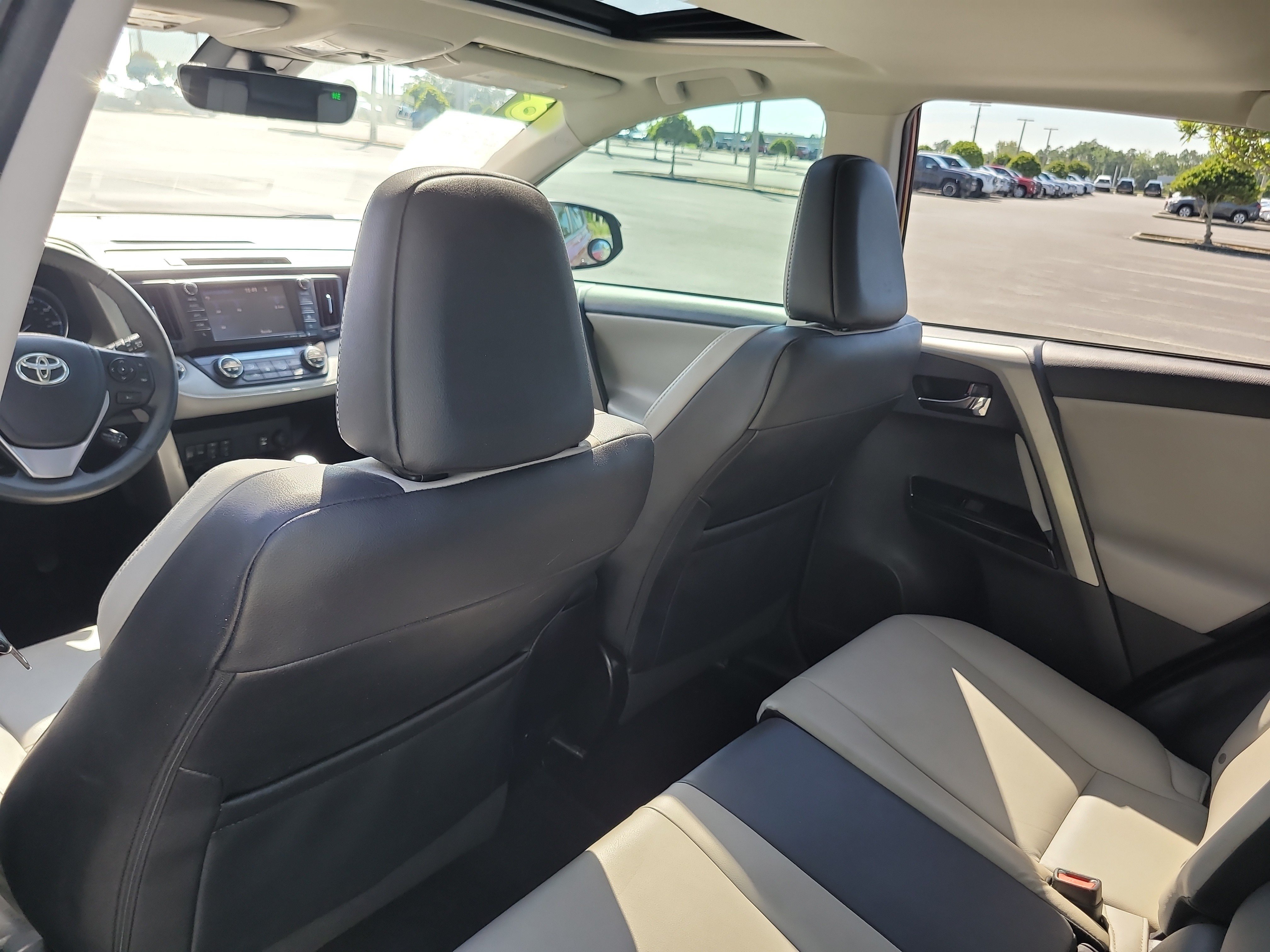 Used 2018 Toyota RAV4 Limited FWD image 14