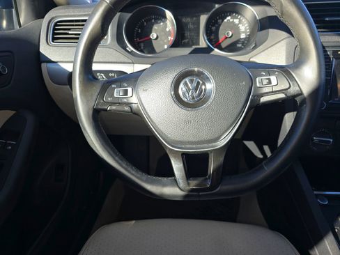 Used 2016 Volkswagen Jetta SE image 16