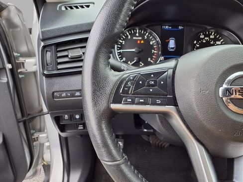 Used 2020 Nissan Rogue SV image 12