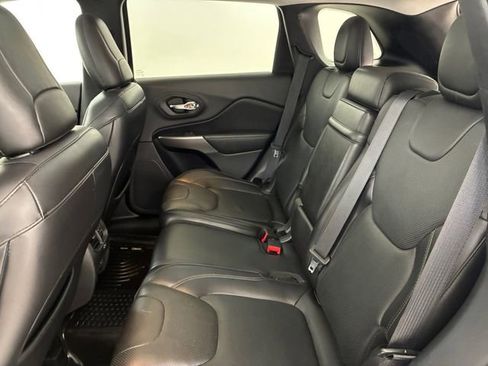 Used 2019 Jeep Cherokee Limited w/ Luxury Group AWD/4WD image 18