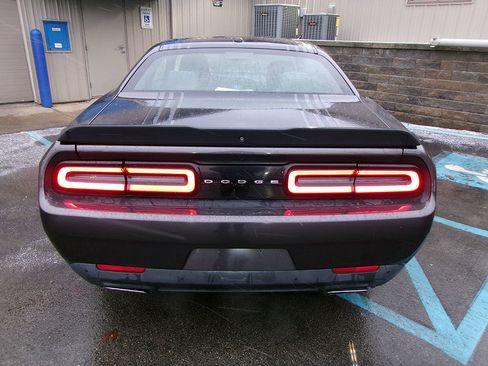 Used 2015 Dodge Challenger R/T image 4