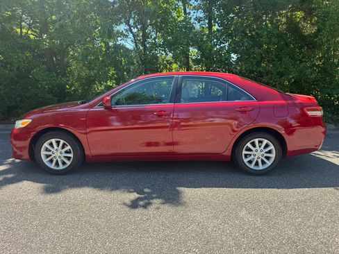 Used 2011 Toyota Camry XLE w/ SE/XLE Extra-Value Pkg FWD image 4