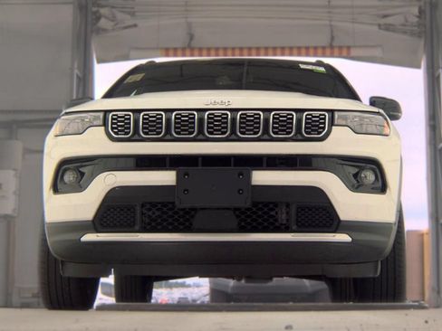 Used 2025 Jeep Compass Limited AWD/4WD image 3