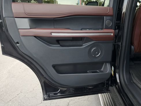 Used 2024 Ford Expedition Limited image 12