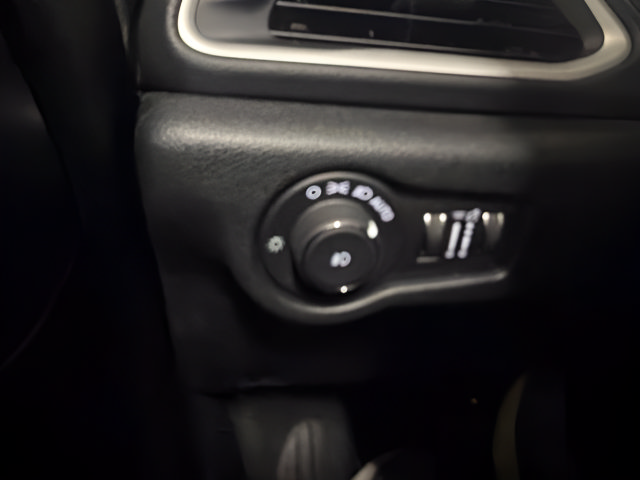 Used 2025 Chrysler Pacifica Select FWD image 22