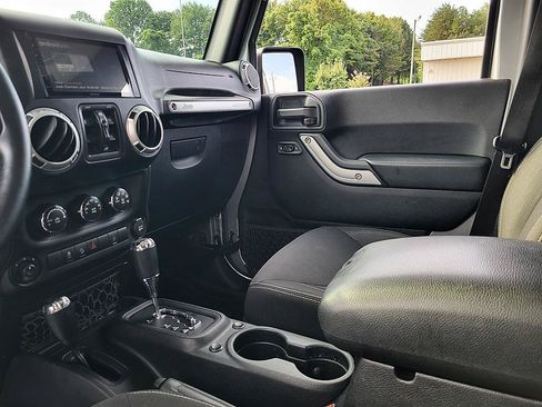 Used 2016 Jeep Wrangler Unlimited Sahara w/ Connectivity Group AWD/4WD image 18
