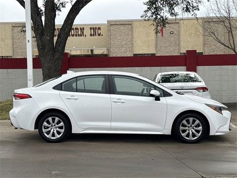 Used 2023 Toyota Corolla LE image 3