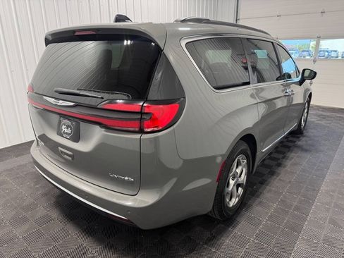 Used 2023 Chrysler Pacifica Limited FWD image 3