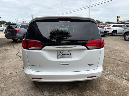 Used 2017 Chrysler Pacifica Touring w/ Tire & Wheel Group FWD image 6