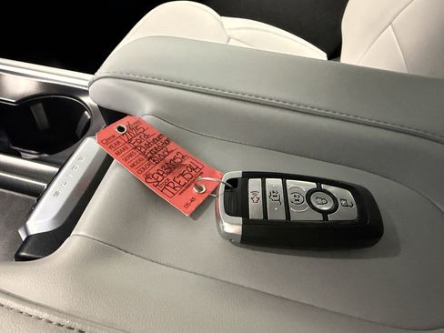 Used 2025 Ford Expedition Platinum image 17