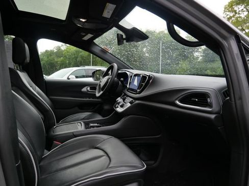 Used 2025 Chrysler Pacifica Limited FWD image 8