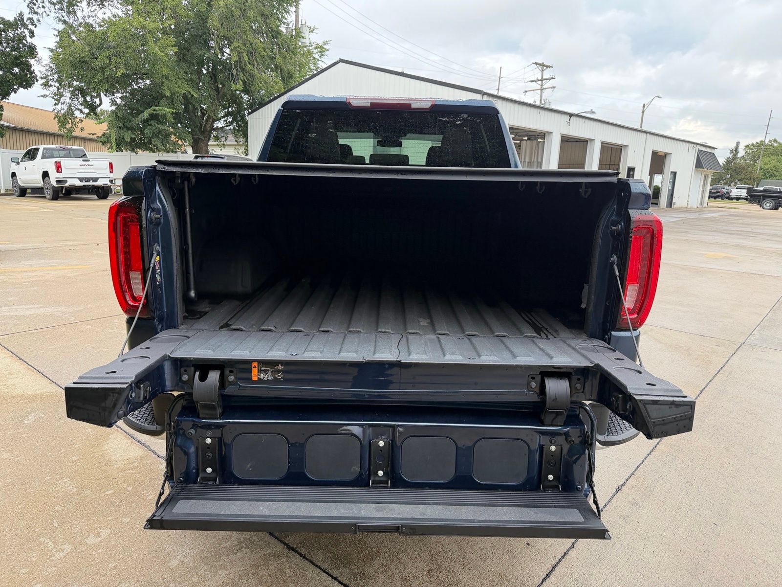 Used 2022 GMC Sierra 1500 SLT w/ SLT Premium Package AWD/4WD image 34