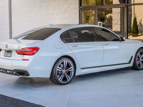Used 2017 BMW 740i RWD image 9