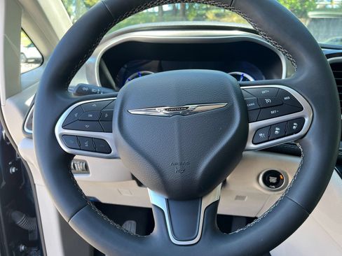 Used 2023 Chrysler Pacifica Touring-L FWD image 30