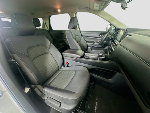 Used 2025 Nissan Pathfinder SV FWD image 32
