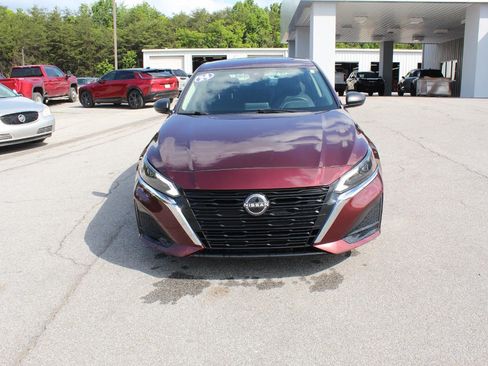 Used 2024 Nissan Altima 2.5 SV FWD image 2