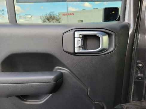 Used 2022 Jeep Wrangler Unlimited Rubicon image 12