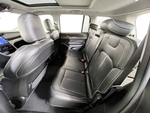 Used 2022 Jeep Grand Cherokee Limited image 25