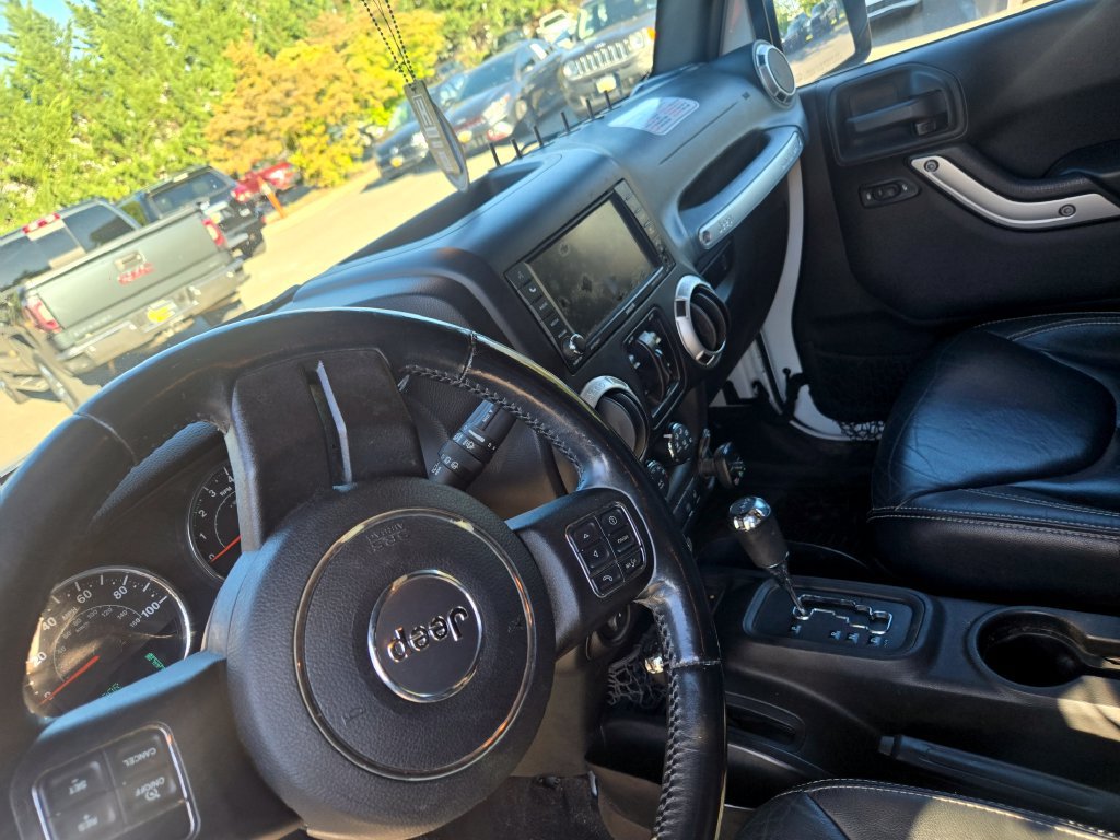 Used 2015 Jeep Wrangler Unlimited Rubicon w/ Connectivity Group AWD/4WD image 12