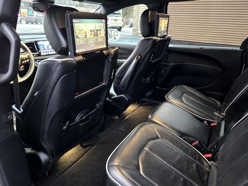 Used 2018 Chrysler Pacifica Limited w/ Advanced Safetytec Group image 15