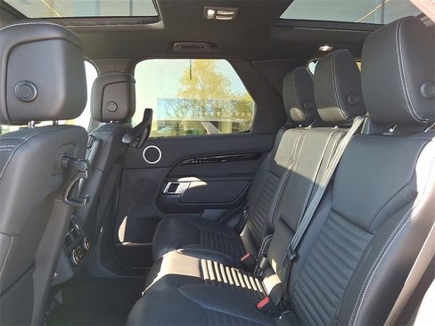 New 2025 Land Rover Discovery S image 7