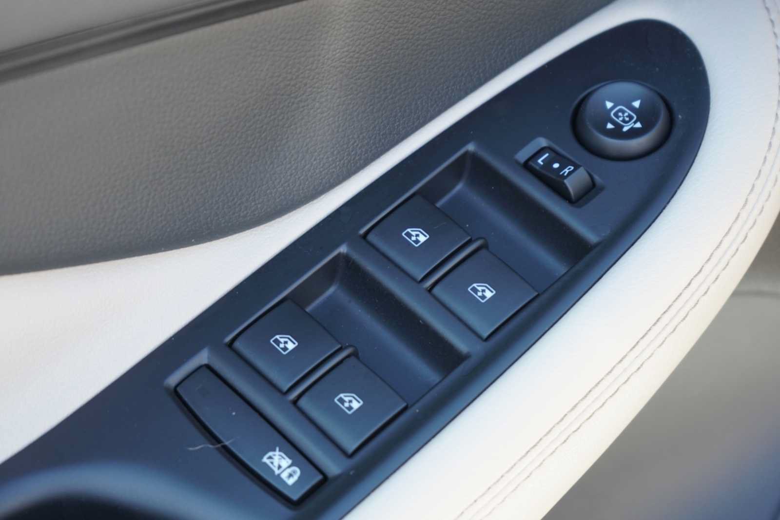 Used 2018 Buick Envision Premium w/ Driver Confidence Package AWD/4WD image 17