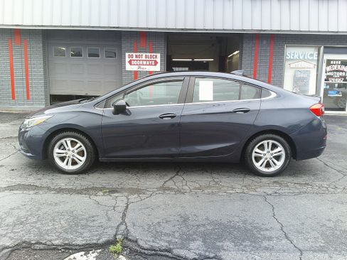 Used 2016 Chevrolet Cruze LT FWD image 2