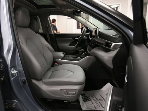 Used 2023 Toyota Highlander XLE AWD/4WD image 30