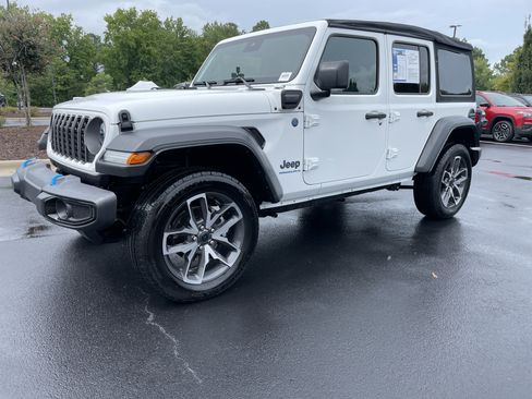 Used 2024 Jeep Wrangler Unlimited w/ Convenience Group AWD/4WD image 4