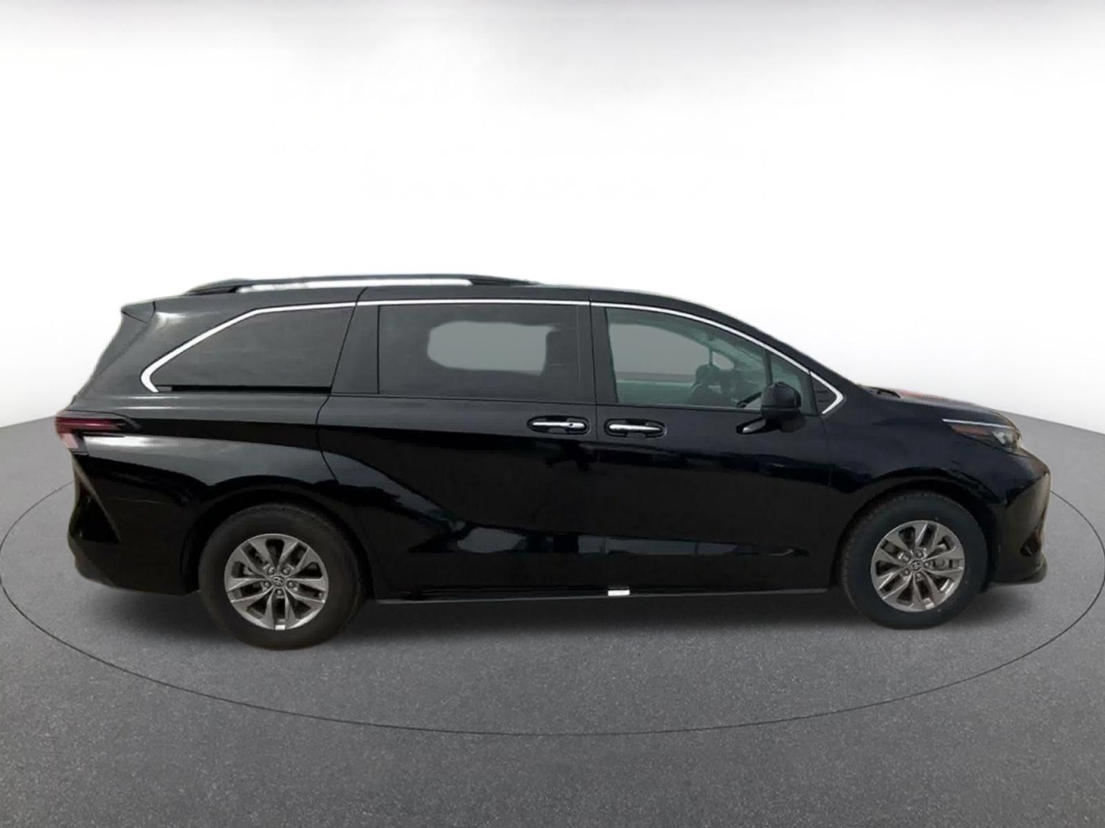 Used 2025 Toyota Sienna XLE FWD image 15