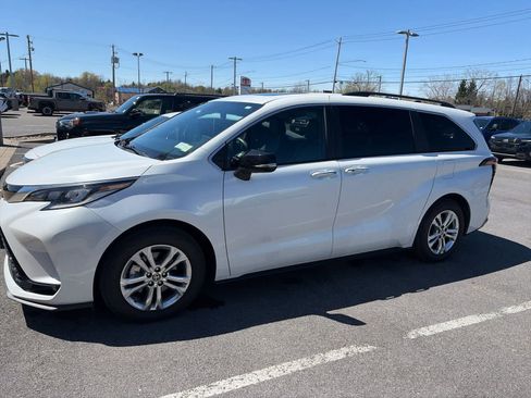 Used 2023 Toyota Sienna XSE AWD/4WD image 4