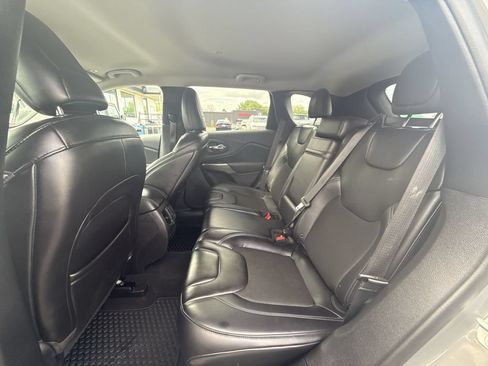 Used 2019 Jeep Cherokee Latitude Plus w/ Cold Weather Group AWD/4WD image 24