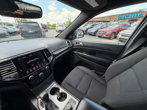 Used 2019 Jeep Grand Cherokee Laredo AWD/4WD image 26