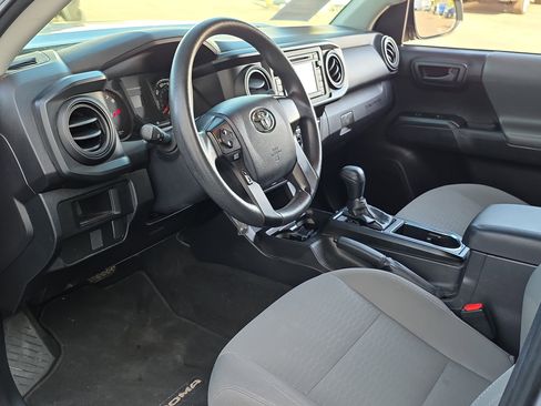 Used 2017 Toyota Tacoma SR image 10