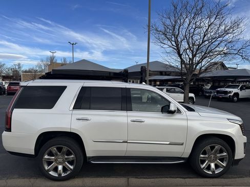 Used 2020 Cadillac Escalade Luxury image 3