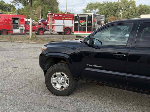 Used 2016 Toyota Tacoma SR5 w/ Towing Package AWD/4WD image 8